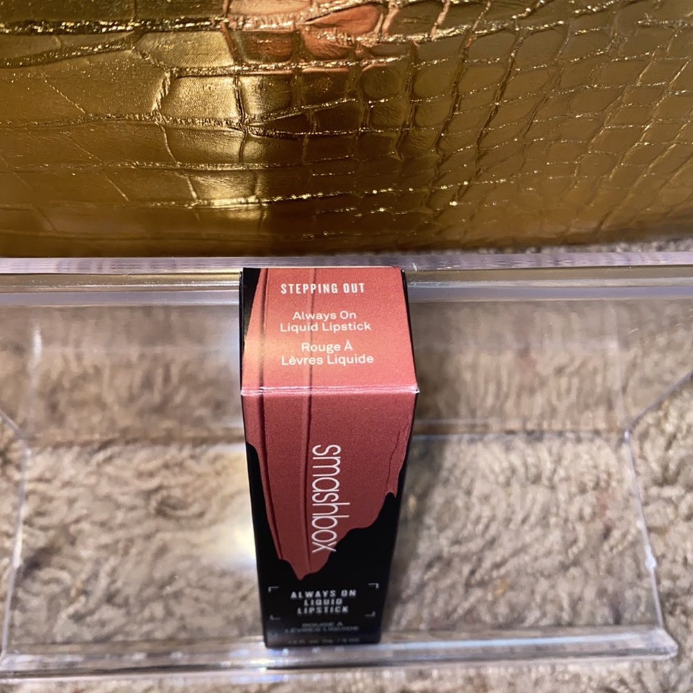 Smashbox Always On Liquid "𝓢𝓣𝓔𝓟𝓟𝓘𝓝𝓖 𝓞𝓤𝓣" - Picture 2 of 4